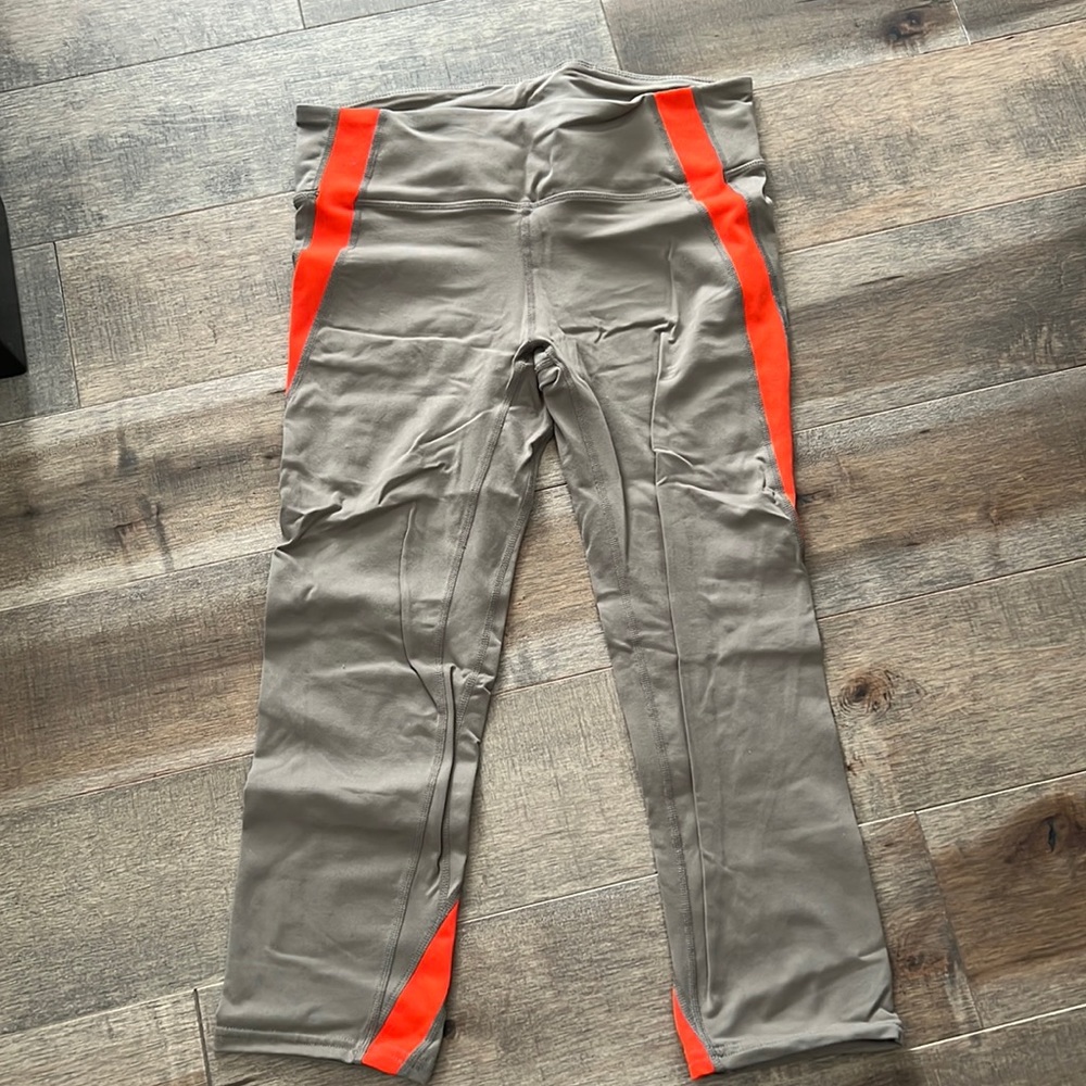 Nude leggings with orange stripes